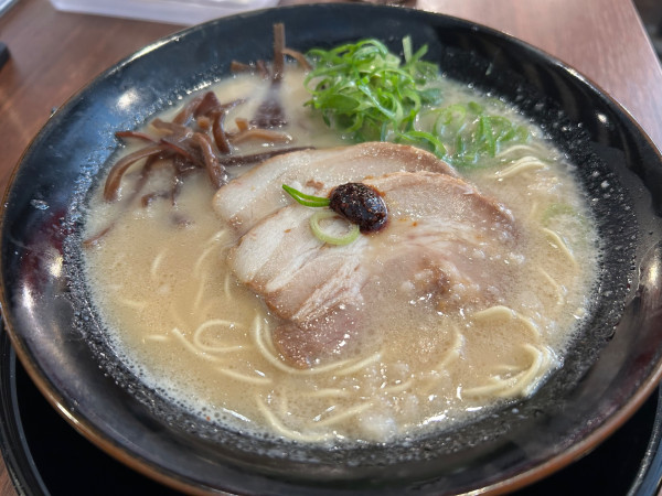 「釜炊き豚骨ラーメン」@釜炊きとんこつ 品川製麺所 新宿2丁目店の写真