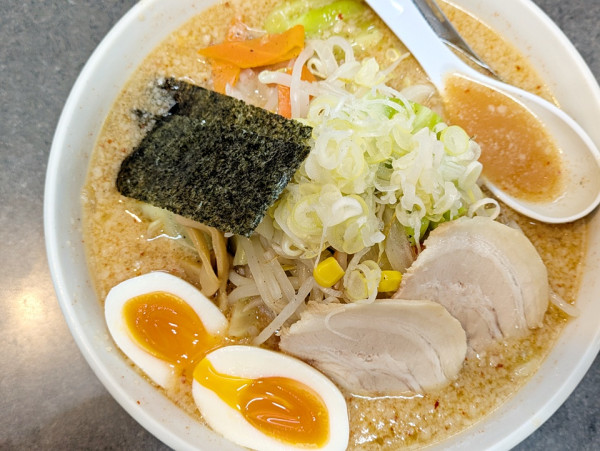 「ハッスル旨辛野菜ラーメン＋味玉」@ハッスルラーメンホンマ 亀戸本店の写真