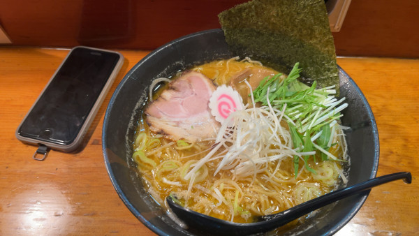 「しょうゆ豚骨ラーメン大盛固め900円」@らーめん 百馬の写真