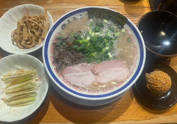 「らーめん850円+関東ネギ、メンマ、赤オニ各200円」@博多長浜らーめん 田中商店の写真