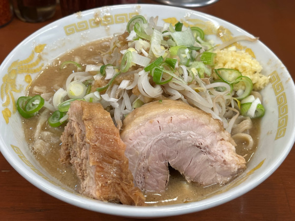 「ラーメン中(ニンニク、ネギ、アブラ、豚)」@それいけ!たかちゃんラーメンの写真