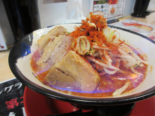 「肉増し炎上カラシビラーメン（１４８０円）＋スパイス唐揚げ」@麺Laboタイガー＆ドラゴン 土浦店の写真
