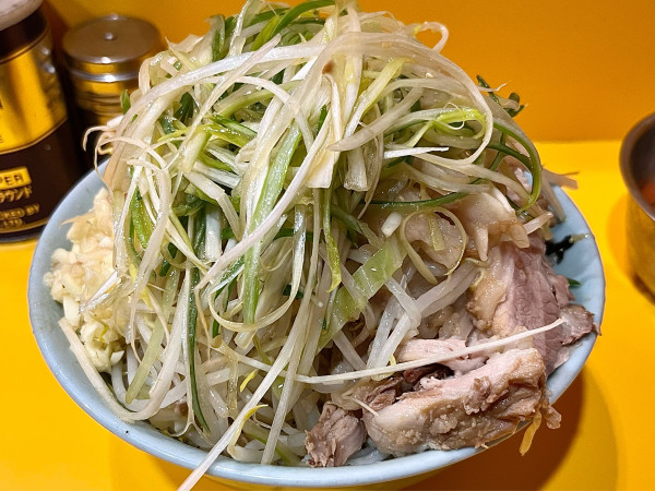 「限定 NaClD(塩ドクロ) ネギ 玉ねぎたまご」@ラーメン二郎 八王子野猿街道店2の写真