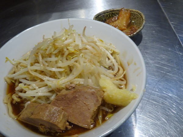 「らーめん（200g）　900円」@成城贅肉店の写真