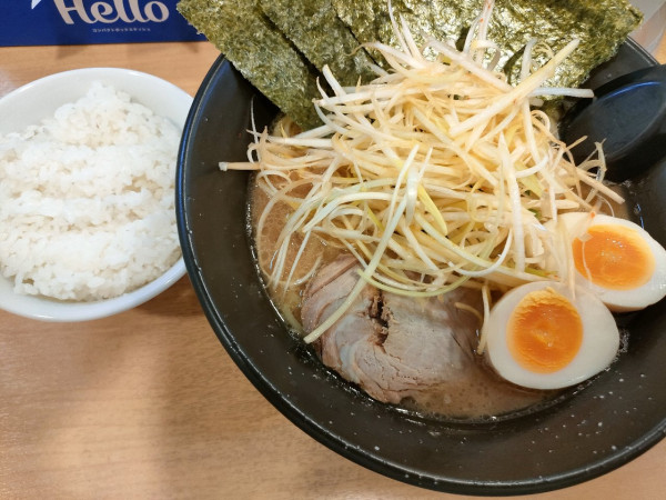 「白髪ネギラーメン大盛980円」@よつ家 竹ノ塚店の写真