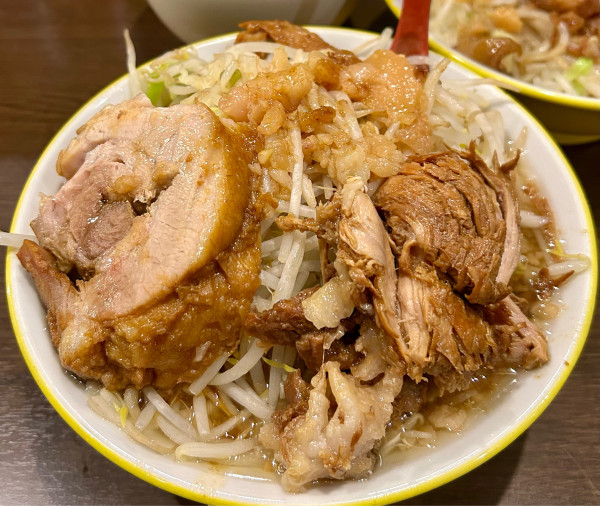 「豚2枚ラーメン並 生卵 1100+50円」@ラーメン イエロー 御徒町店の写真