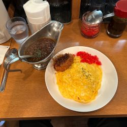 オムライス風キーマカレー（小辛）、カニクリームコロッケ
