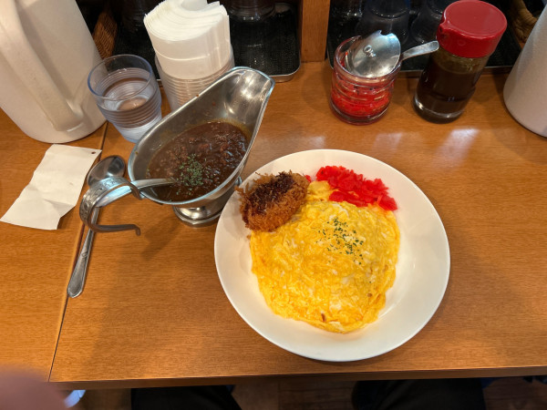 「オムライス風キーマカレー（小辛）、カニクリームコロッケ」@ジンコックの写真
