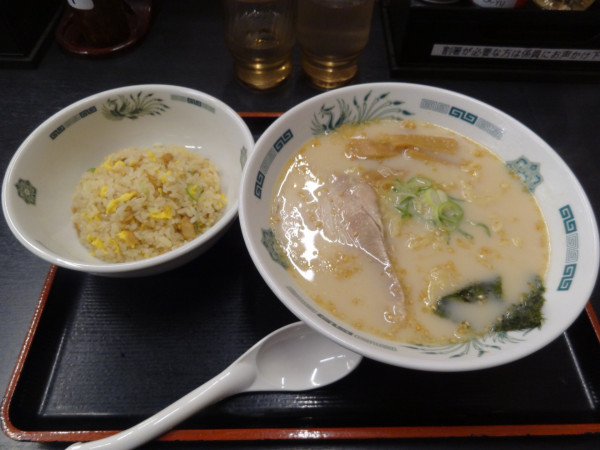 「とんこつラーメンハンチャーセット800円」@日高屋 南越谷店の写真