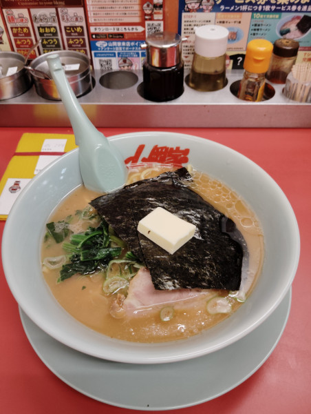 「醤油ラーメン690円柔濃 クーポンバター」@山岡家 越谷レイクタウン店の写真