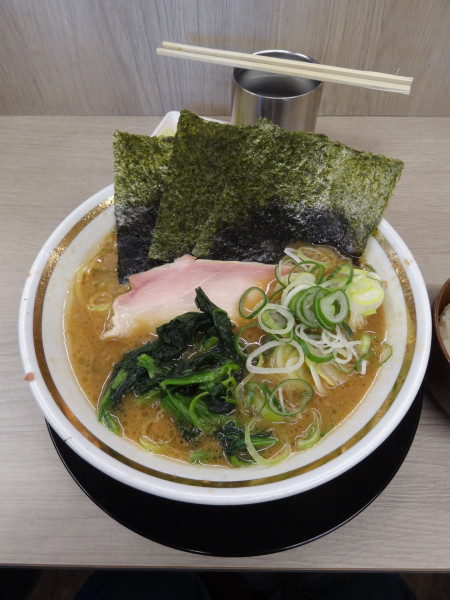 「ラーメン900円濃 半ライス100円」@王道家直伝 との丸家 越谷店の写真