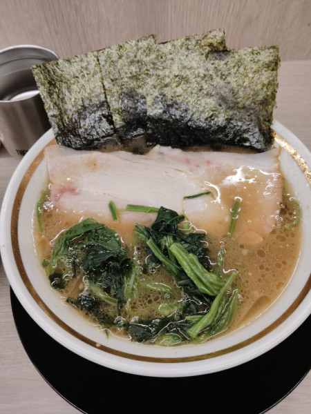「ラーメン900円硬濃 半チャーシューまぶし150円」@王道家直伝 との丸家 越谷店の写真