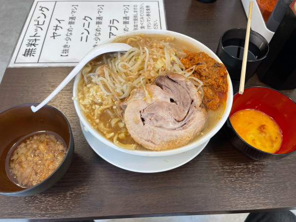 「ラーメン中盛+生卵+辛ほぐし豚」@ラーメンたかしの写真