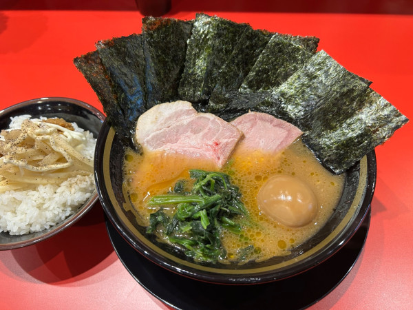 「とらきちラーメン（並）　ライス」@とらきち家の写真