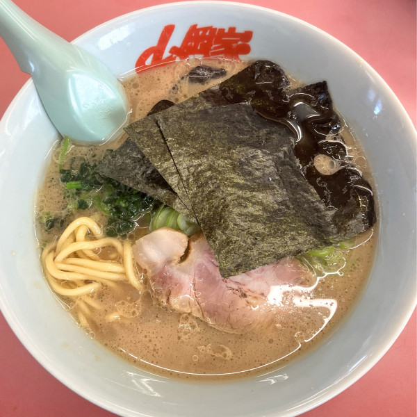 「醤油ラーメン690円半ライスCP」@ラーメン山岡家 八千代店の写真