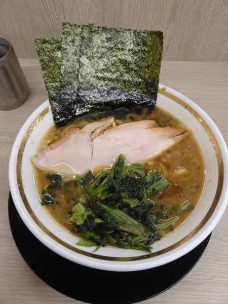 「ラーメン900円硬濃」@王道家直伝 との丸家 越谷店の写真