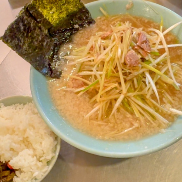「ネギラーメン８９０円＋半ライス１５０円」@ラーメンショップ 椿 玉造店の写真
