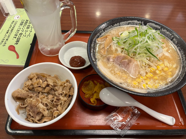 「辛味噌ラーメン＋大盛り」@和風レストラン まるまつ いわき泉店の写真