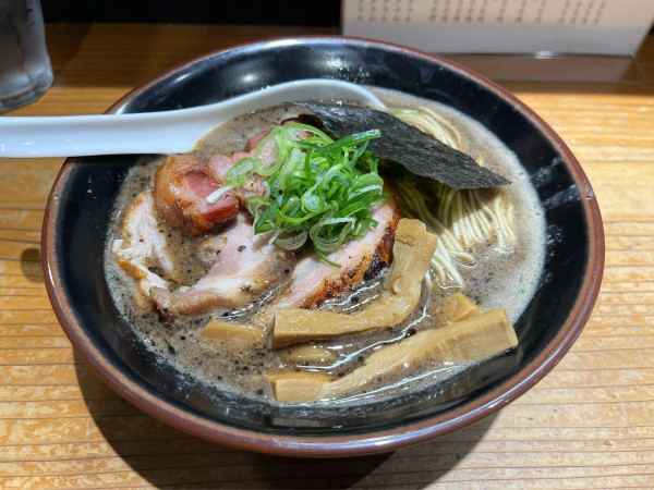 「【限定】濃厚ブラック国産チャーシュー中華蕎麦 1700円」@中華蕎麦 ひら井の写真