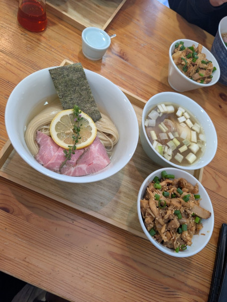 「昆布水つけめん 塩 並+甘辛4種チャーシュー丼普通盛り」@アメノオトの写真