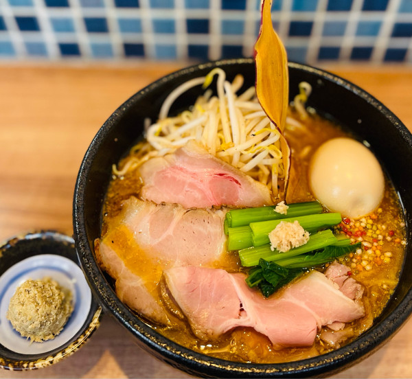 「特製牡蠣の山椒バターの味噌そば、ローストポーク重」@拉麺 はま家の写真