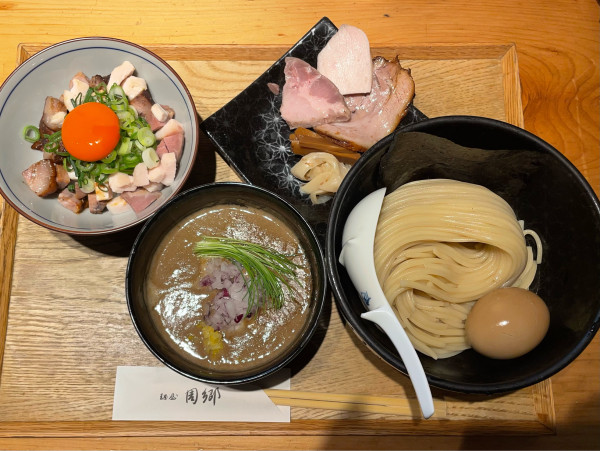 「煮玉子つけ麺（大）、まかない飯」@麺屋 周郷 新橋店の写真