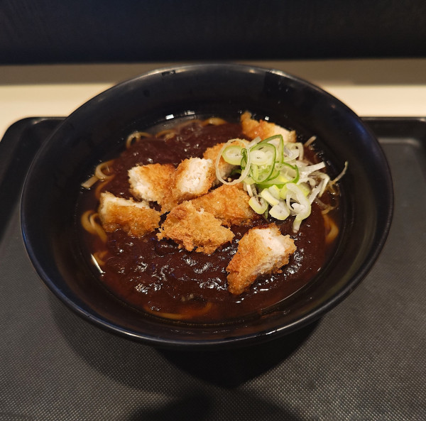 「【期間限定・店舗限定】小宮山ブラックカレーそば」@名代 富士そば 池袋店の写真