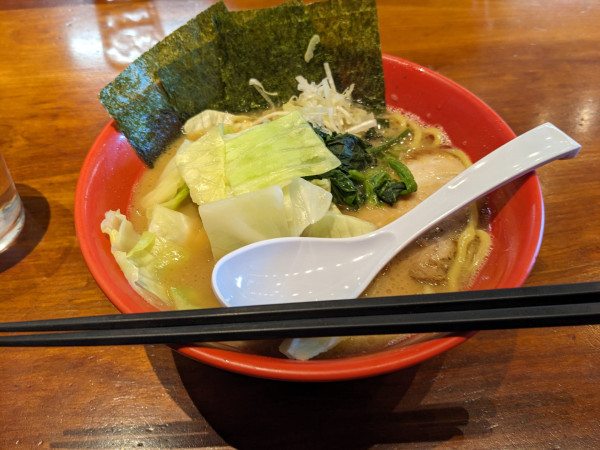 「ヤバいラーメン（固め・濃め）+ゆでキャベツ」@圭一屋 本店の写真