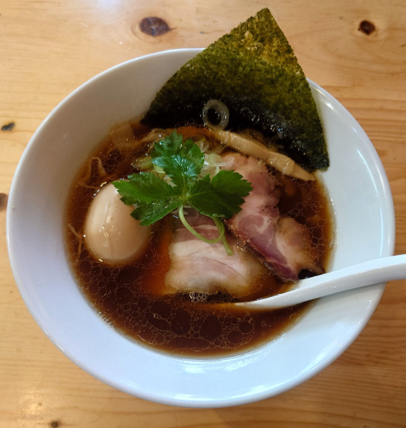 「味玉手揉み中華そば(醤油、1250円)」@麺や晴心の写真