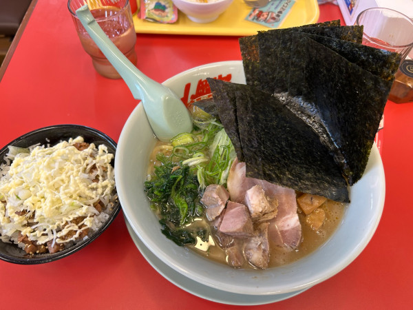「醤油ラーメン　ネギ　コロチャー　海苔トッピング　ネギマヨ丼」@山岡家 平塚店の写真