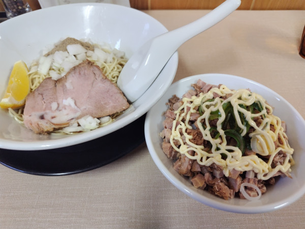 「油そば550円　豚めし（麺とセット）200円」@寺カフェ 中華そば水加美の写真