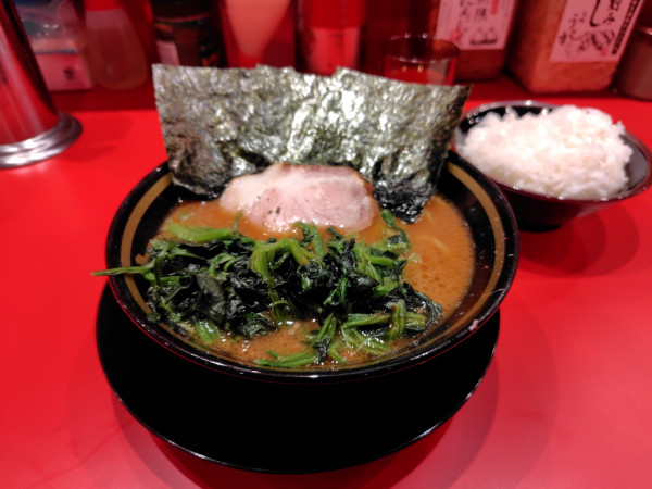 「ラーメン(並)¥900ほうれん草¥100」@とらきち家の写真