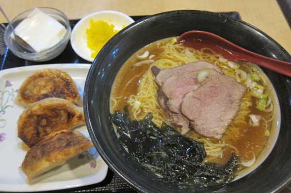 「醤油ラーメンと餃子3個の定食　780円」@花彫酒家の写真