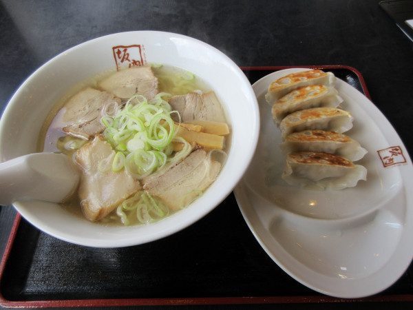 「塩味の喜多方ラーメン（９３０円）＋餃子３９０円」@喜多方ラーメン坂内 新利根店の写真