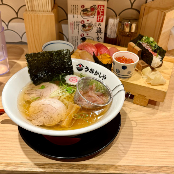 「赤酢にぎり特上8貫盛り＆貝出汁ハーフ ¥2,350」@鮨とラーメン うおがしや 新橋店の写真