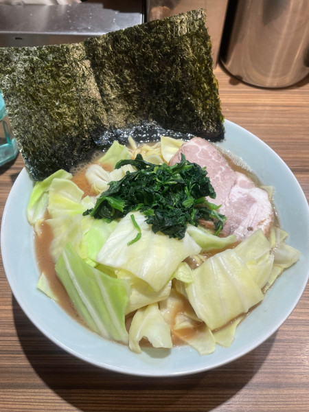 「ラーメン中+キャベツ」@横浜らーめん渡来武 総本店の写真