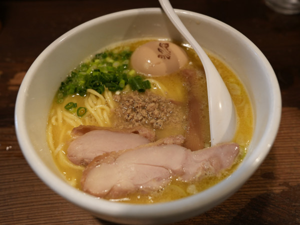 「白鶏らーめん＋サービス味玉」@鶏の穴の写真