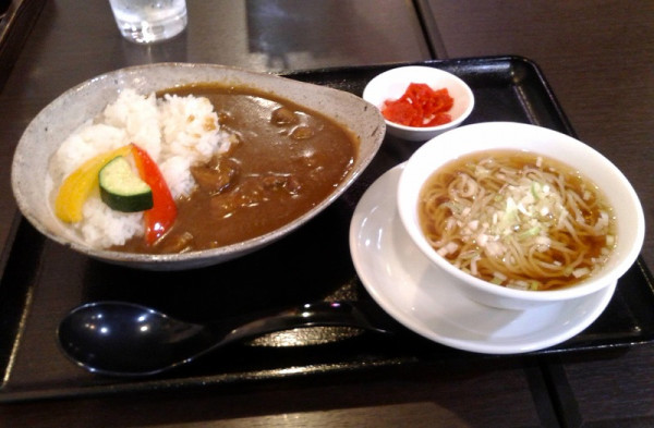 「牛すじカレーとミニラーメン(880円)」@中華居酒屋 寅威の写真