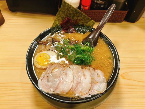 「濃厚醤油とんこつらーめん」@藤一番 四日市諏訪公園前店の写真