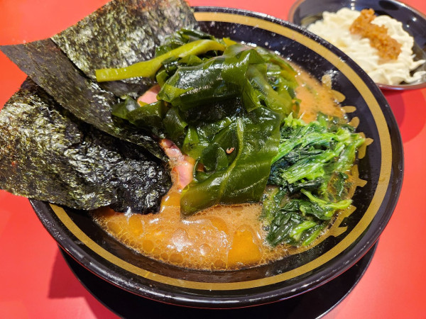 「ラーメン並　穂先ワカメ　半ライス」@とらきち家の写真