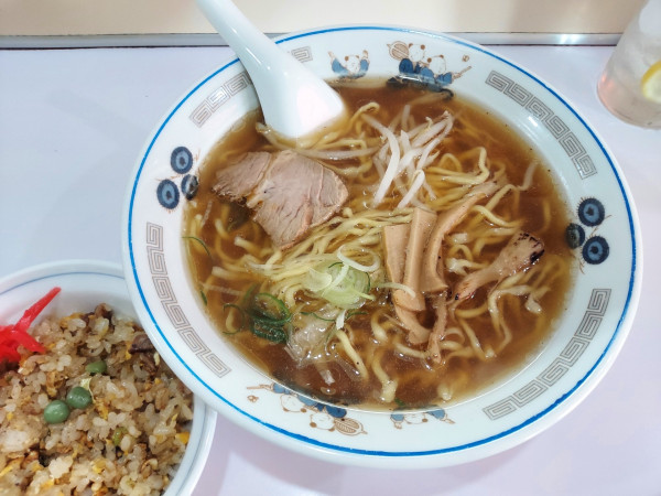 「ラーメン 500円＋半チャーハン」@中華料理 金来の写真