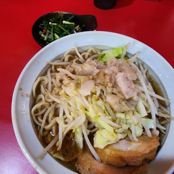 「ラーメン（ぶた2枚）＋「今が旬の行者ニンニク、端豚敷き」」@ラーメン二郎 札幌店の写真