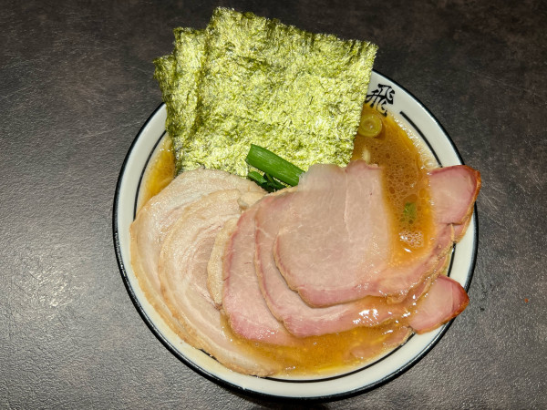 「ちゃちゃーしゅーめん 1,300円　中盛り 100円　大ライス」@らーめん飛粋の写真