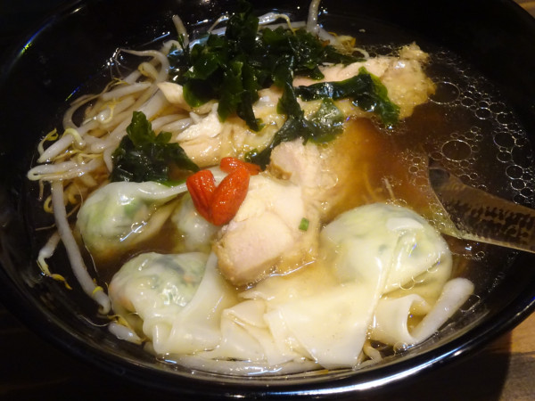 「薬膳スープ野菜わんたん麺【台湾麺シングル】　790円」@夜市菜 麺飯 台湾101の写真