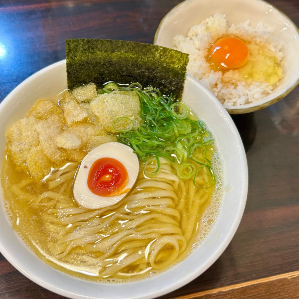 「【モーニングセット】朝煮干そば（平打ち）＋卵かけご飯」@麺や 心楽の写真