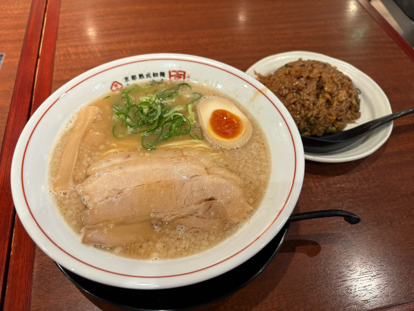 「みやこらーめん + 焼きめし(小)」@京都熟成細麺 らぁ～めん京 ラーメンスクエア立川店の写真