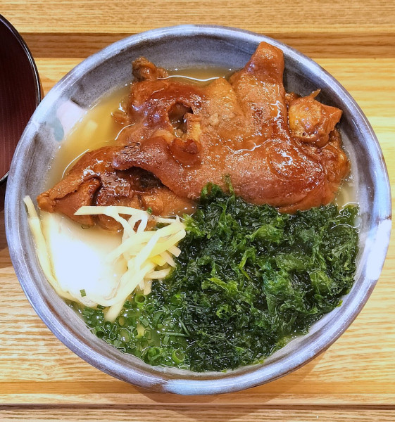 「てびちそば 1000円＋あおさ 230円」@沖縄そばと酒処 カヌシャの写真