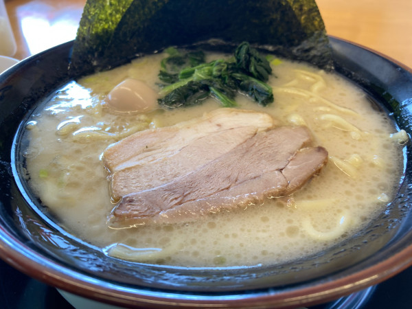 「塩ラーメン+ランチタイムサービスライス」@横浜家系ラーメン 宮本商店 ひたちなか店の写真
