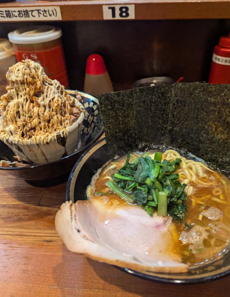「ラーメン+メガ盛り窯焼きチャーシューたまご飯」@末廣家の写真