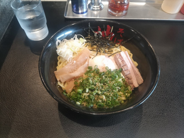 「油そば(大盛)+特製(半熟卵、ゴマ)」@油そば 東京油組総本店 高円寺組の写真